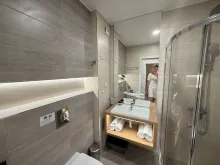 łazienka wc razem z kabiną natryskową