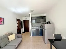 sofa w pokoju