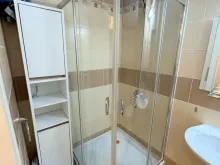 łazienka wc razem z prysznicem