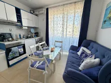 widok na salon i aneks kuchenny