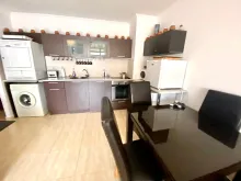 widok na kuchnie i część jadalnianą