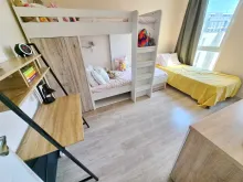 łóżko, meble w sypialni