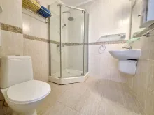 kabina prysznicowa w sypialni