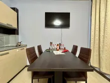 widok na kuchnie i część jadalnianą