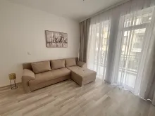 sofa w pokoju