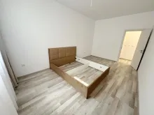 łóżko dwuosobowe w sypialni