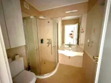 łazienka wc razem z kabiną natryskową