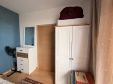 Szafa i szafka nocna w sypialni