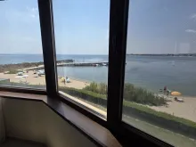widok na morze z okna apartamentu