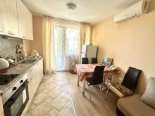 widok na salon i aneks kuchenny