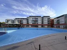 Basen na terenie kompleksu apartamentowego