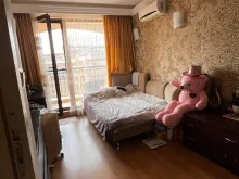 Salon z wyjściem na balkon w Harmony Palace