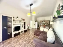Salon z meblami wypoczynkowymi w Marina Cape