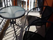 Balkon mieszkania w Harmony Palace ze stolikiem i krzesłami