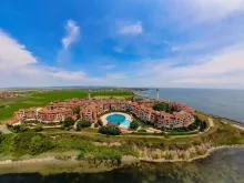 Widok kompleksu Marina Cape na wybrzeżu
