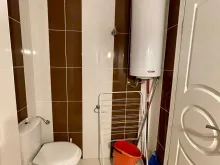 Toaleta i podgrzewacz wody w łazience mieszkania Persani 3