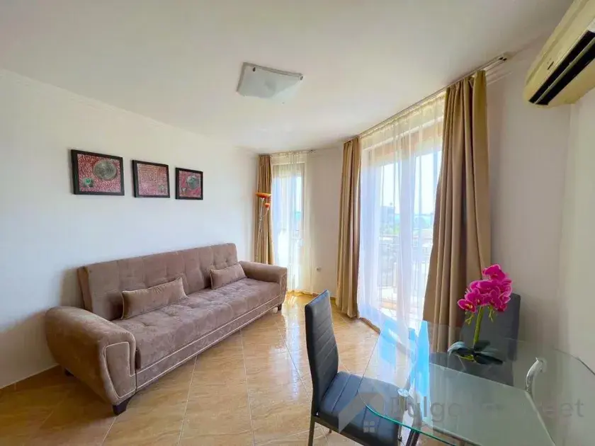 Salon dwupokojowego mieszkania w kompleksie Antonia