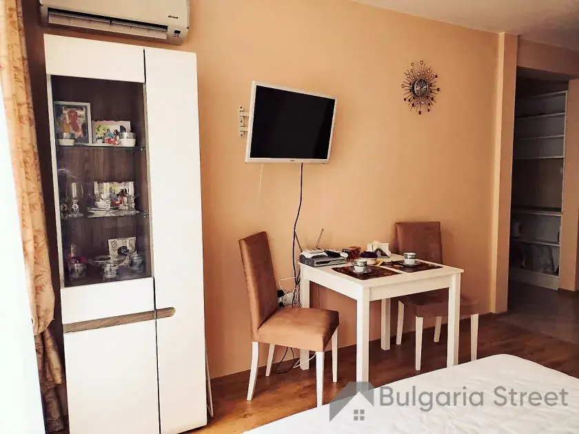 Pokój dzienny z umeblowaniem i telewizorem