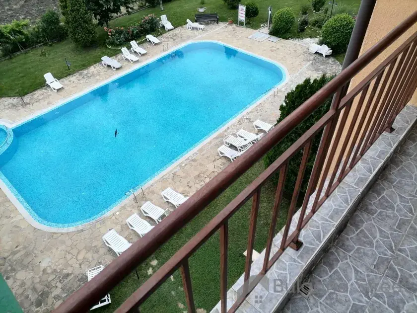 Widok z tarasu na basen