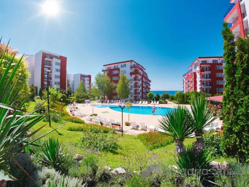 Zdjęcie basenu i fasady kompleksu Marina Fort Noks