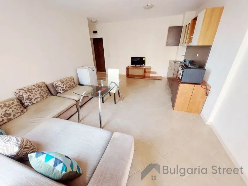 Dużo sofa w pokoju dziennym