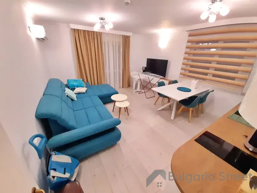 Pokój dzienny z sofą i telewizorem