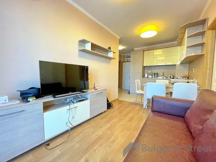 Pokój dzienny z meblami w kompleksie resort