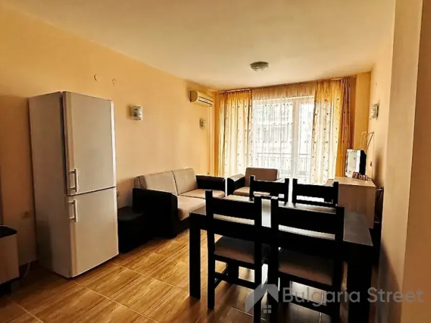 Pokój dzienny ze stołem i lodówką