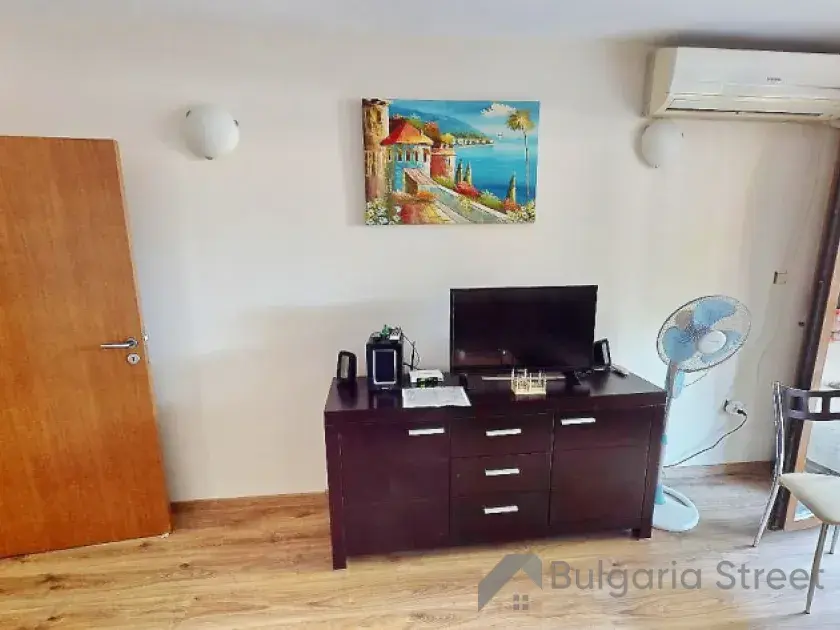 Szafa i telewizor w pokoju