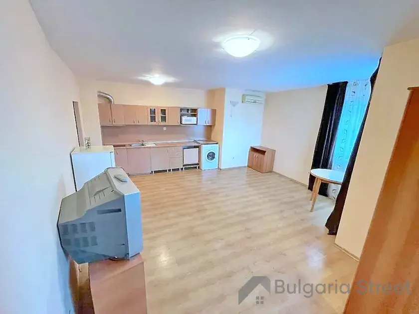 Pokój dzienny z aneksem i telewizorem