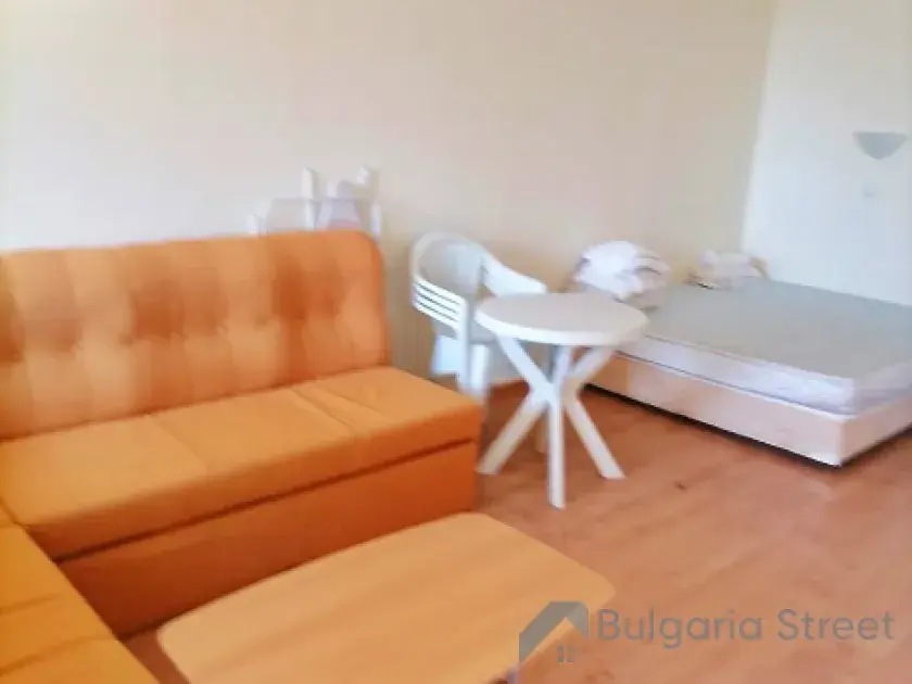 Przedpokój łóżko i sofa w pokoju dziennym