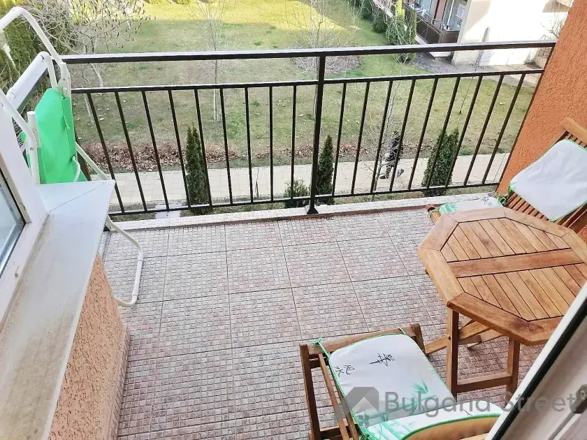 Taras ze stolikiem i krzesłami