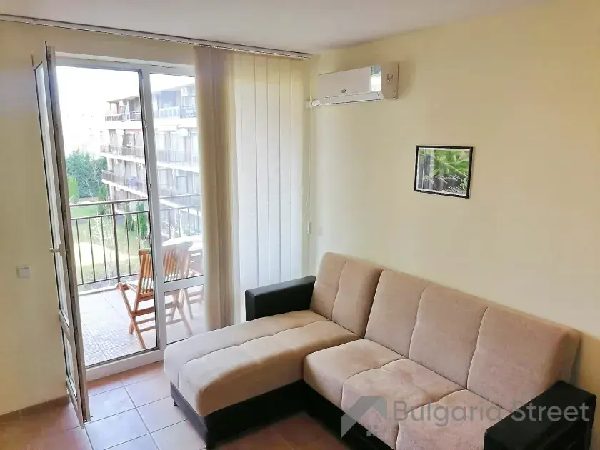 Sofa przy oknie