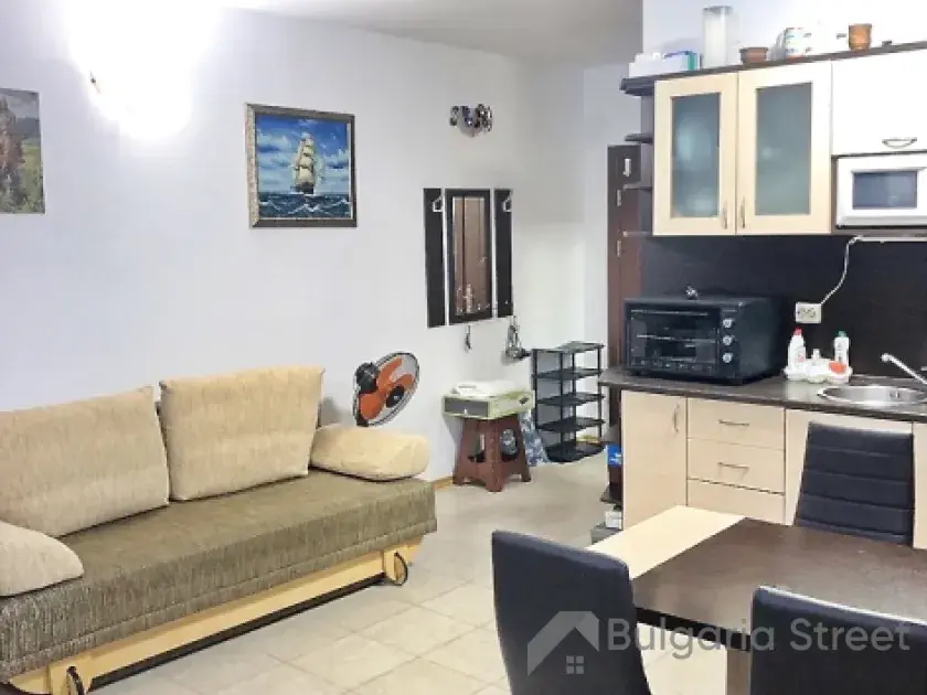Sofa ze stolikiem i krzesłami