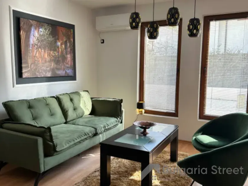 Pokój dzienny z sofa i stołem