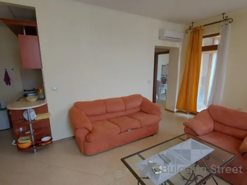 Sofa ze stolikiem i krzesłami