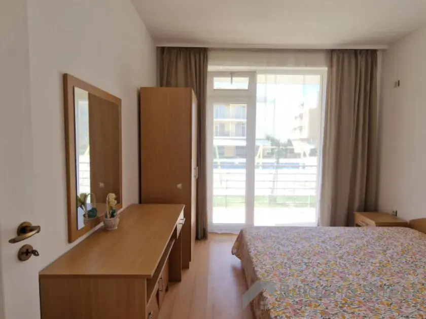 Pierwsza sypialnia z łóżkiem i szafą