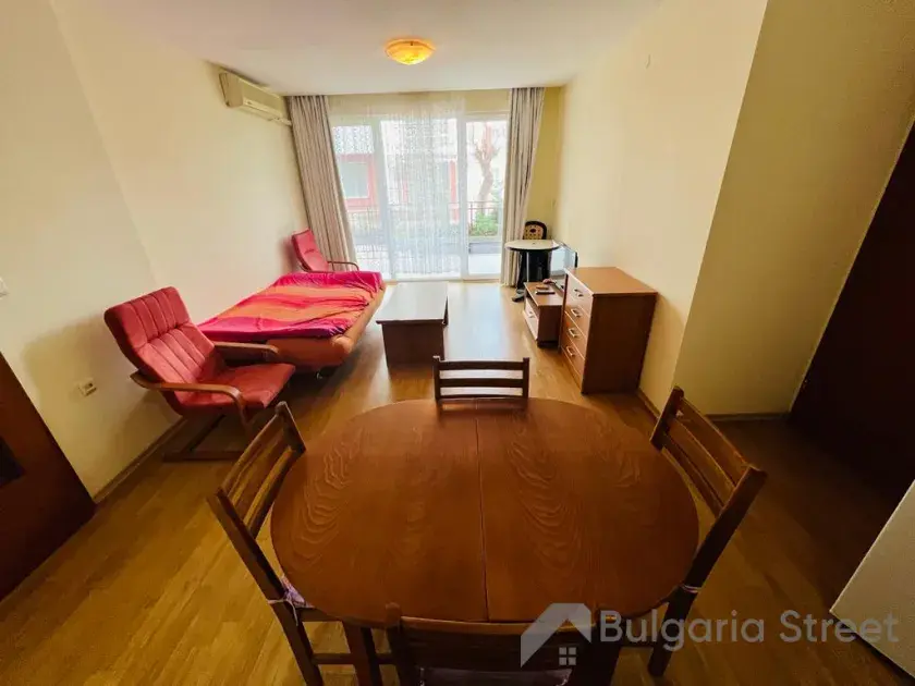 Stół z krzesłami i sofa