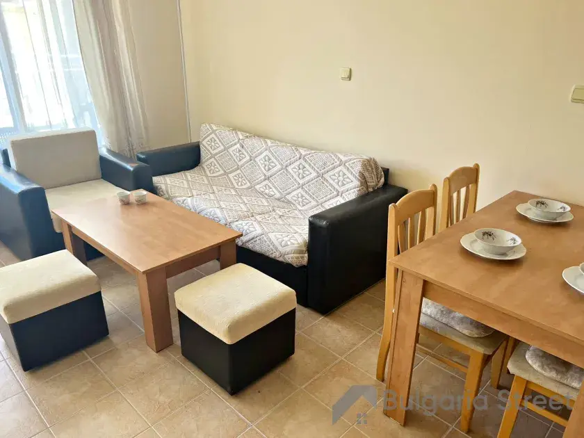Sofa ze stolikiem i krzesłami
