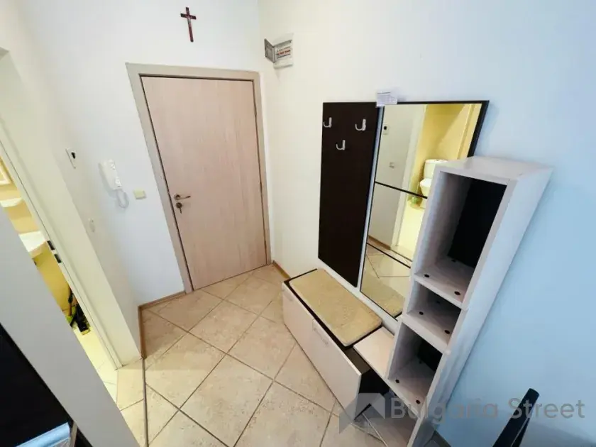 Szafa z lustrem w przedpokoju