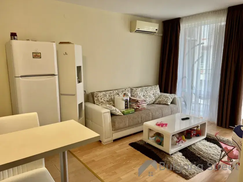 Lodówka i sofa