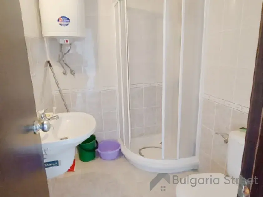 Łazienka z kabiną prysznicową i toaletą