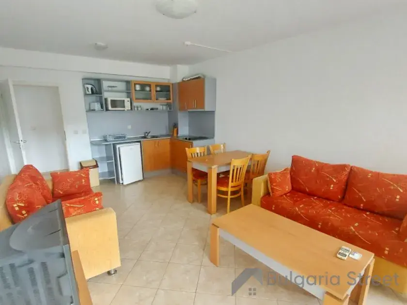 pokój dziwny z sofa i aneksem