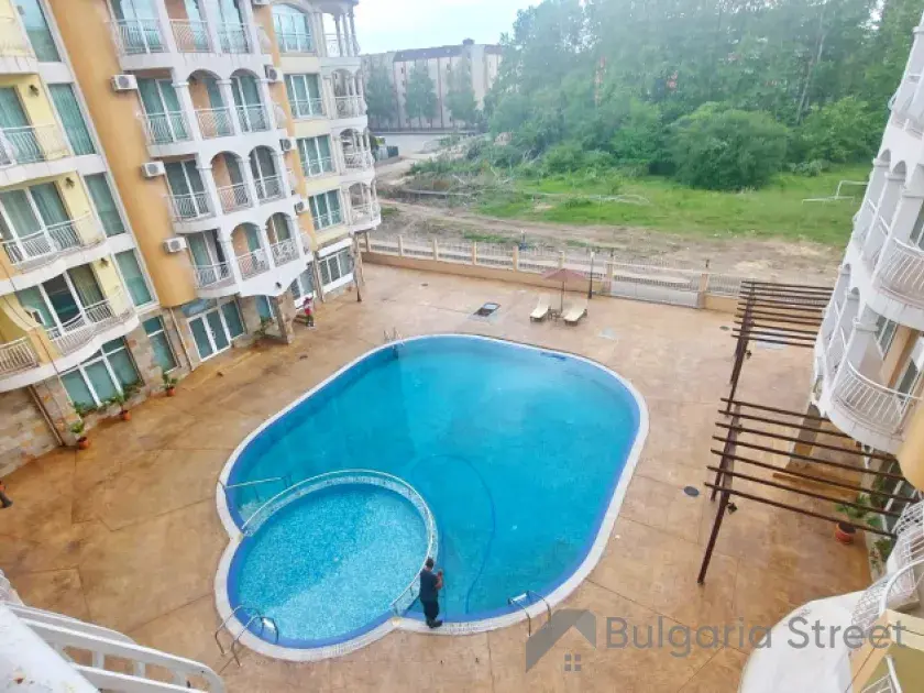 widok na basen z tarasu