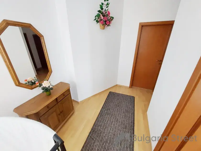 Przedpokój z szafa i lustrzem