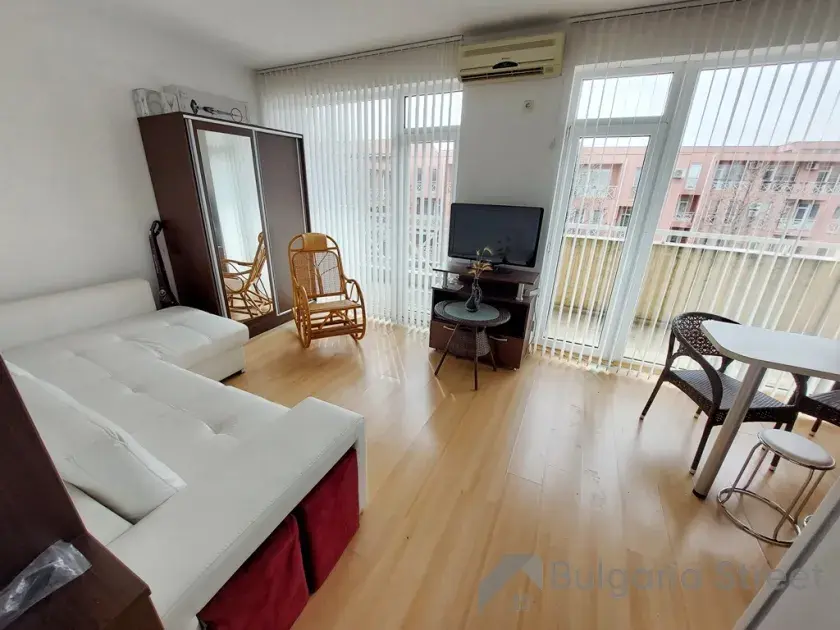 sofa w pokoju dziennym
