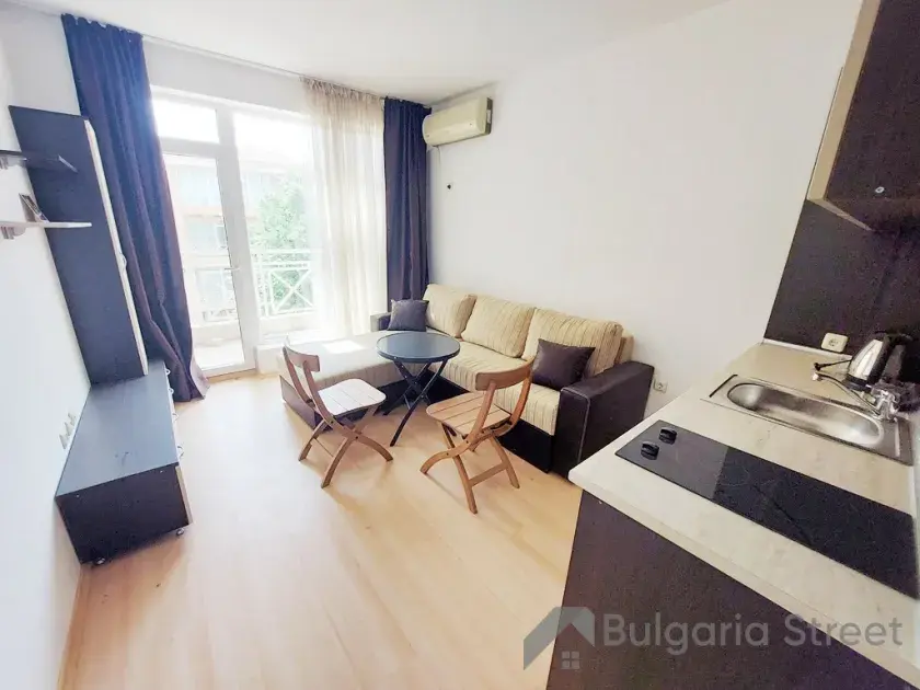 Stolik z krzesłami i Sofa