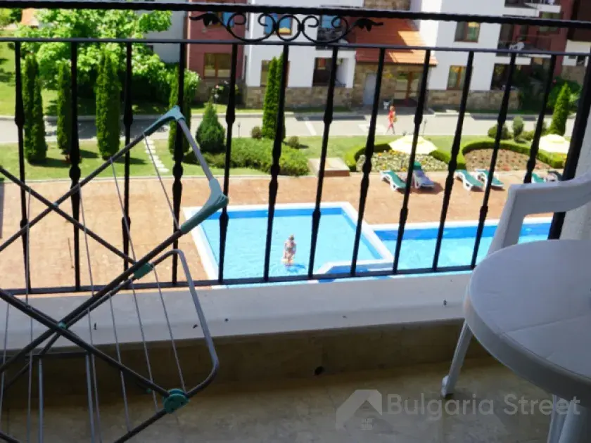 balkon z widokiem na basen