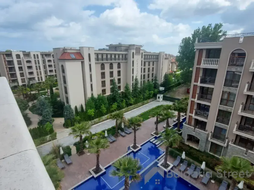 balkon, widok na basen, palmy