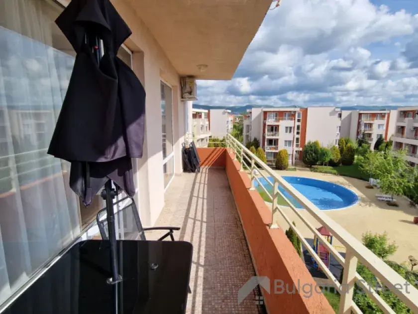 widok na basen z tarasu